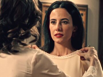 Cloe se prueba el nuevo uniforme delante de Marta y parece que comienzan a entenderse 