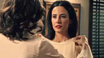 Cloe se prueba el nuevo uniforme delante de Marta y parece que comienzan a entenderse Cloe se prueba el nuevo uniforme delante de Marta y parece que comienzan a entenderse