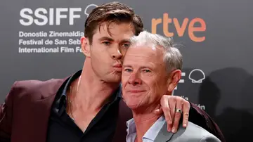 Chris Hemsworth besa a su padre, Craig Chris Hemsworth besa a su padre, Craig