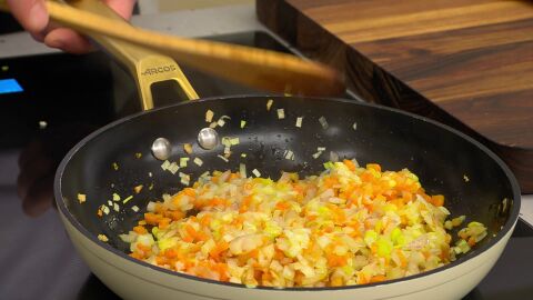 Sazona las hortalizas y rehógalas a fuego medio