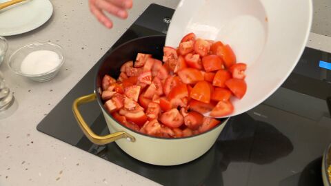 Corta los tomates en dados, agrégalos a la cazuela y sazónalos