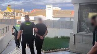 Imagen de los agentes deteniendo a los autores de los hechos 