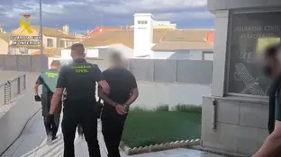 Imagen de los agentes deteniendo a los autores de los hechos Imagen de los agentes deteniendo a los autores de los hechos