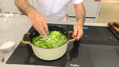 Introduce la borraja, tápala y cuécela a fuego medio alto Introduce la borraja, tápala y cuécela a fuego medio alto