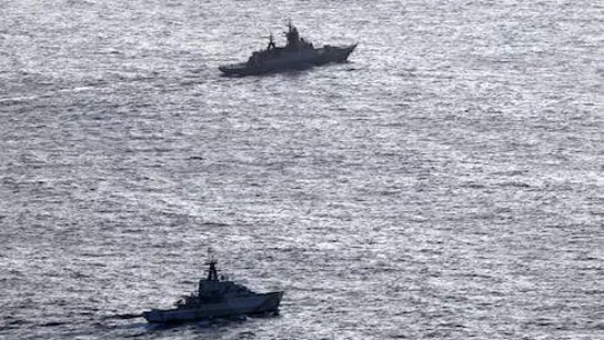 Interceptados dos barcos de guerra rusos en el Canal de la Mancha El buque británico HMS Severn, en la parte inferior, rastreando a la corbeta rusa RFN Stoikiy frente a la costa británica