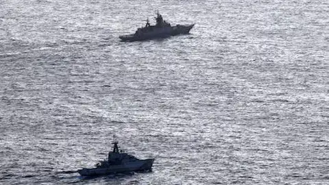 Interceptados dos barcos de guerra rusos en el Canal de la Mancha El buque británico HMS Severn, en la parte inferior, rastreando a la corbeta rusa RFN Stoikiy frente a la costa británica