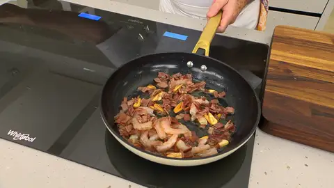 Cuando se doren un poco, incorpora los dados de jamón y las colas de las gambas Cuando se doren un poco, incorpora los dados de jamón y las colas de las gambas