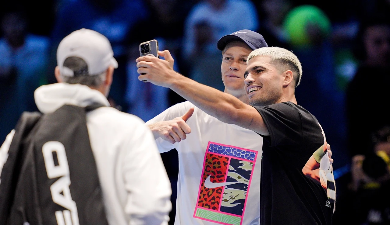 Sinner y Alcaraz se hacen una foto durante las ATP Finals