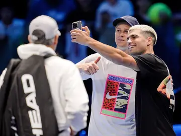 Sinner y Alcaraz se hacen una foto durante las ATP Finals Sinner y Alcaraz se hacen una foto durante las ATP Finals