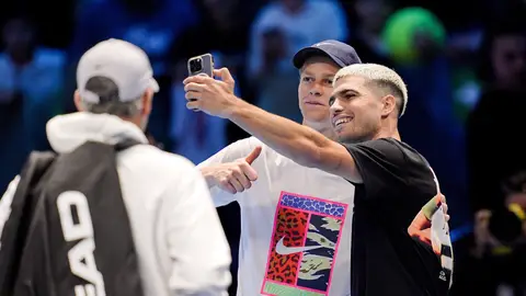 Sinner y Alcaraz se hacen una foto durante las ATP Finals Sinner y Alcaraz se hacen una foto durante las ATP Finals