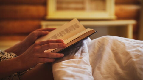 &iquest;C&oacute;mo afecta leer antes de dormir en el descanso?