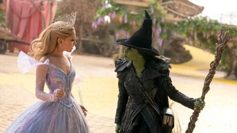 Ariana Grande como Glinda y Cynthia Erivo como Elphaba en Wicked: For Good