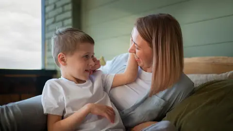 Una madre y su hijo conversando Una madre y su hijo conversando
