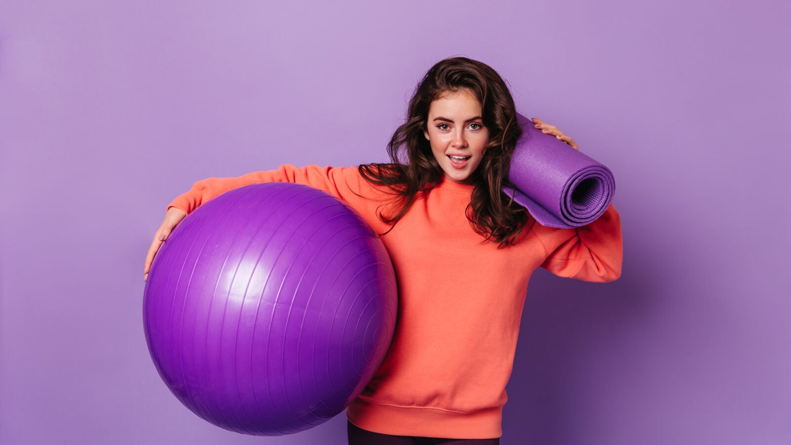 ¿Tienes una pelota de pilates en casa? Sácale provecho con todos estos usos que van a mejorar tu salud