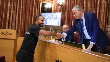 La historia de superación de un joven marroquí que llegó en los bajos de un camión y ahora es policía local de Sevilla La historia de superación de un joven marroquí que llegó en los bajos de un camión y ahora es policía local de Sevilla