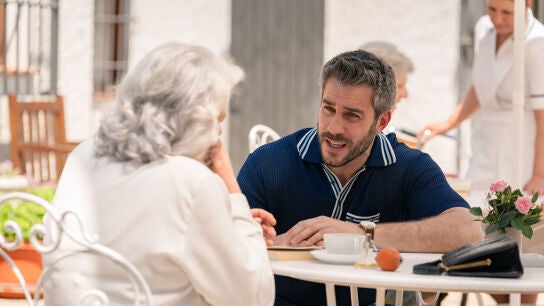 Gabriel va a hablar con la madre de Gabriel a Tenerife