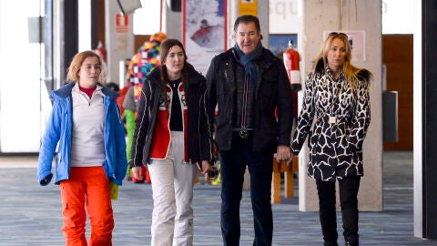 Esther Alcocer Koplowitz, su marido y sus dos hijas