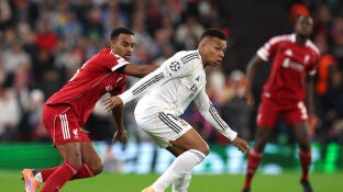 Kylian Mbapp&eacute;, en acci&oacute;n ante el Liverpool en Anfield