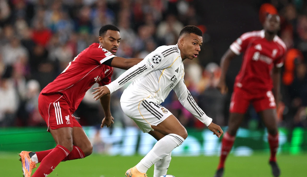 Kylian Mbappé, en acción ante el Liverpool en Anfield
