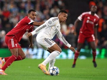 Kylian Mbappé, en acción ante el Liverpool en Anfield