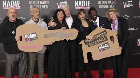 Richard Gere y su mujer, Alejandra Silva, junto al resto del equipo Richard Gere y su mujer, Alejandra Silva, junto al resto del equipo