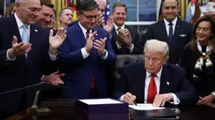 Trump lanza la "Misión Génesis", que busca impulsar descubrimientos científicos con Inteligencia Artificial Donald Trump firmando una orden ejecutiva en el Despacho Oval.
