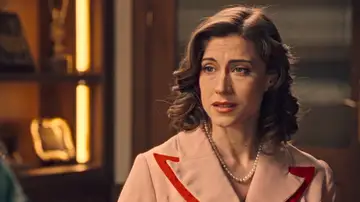 Cloe le propone a Marta preparar juntas la campaña de un nuevo perfume Cloe le propone a Marta preparar juntas la campaña de un nuevo perfume