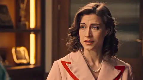 Cloe le propone a Marta preparar juntas la campaña de un nuevo perfume Cloe le propone a Marta preparar juntas la campaña de un nuevo perfume