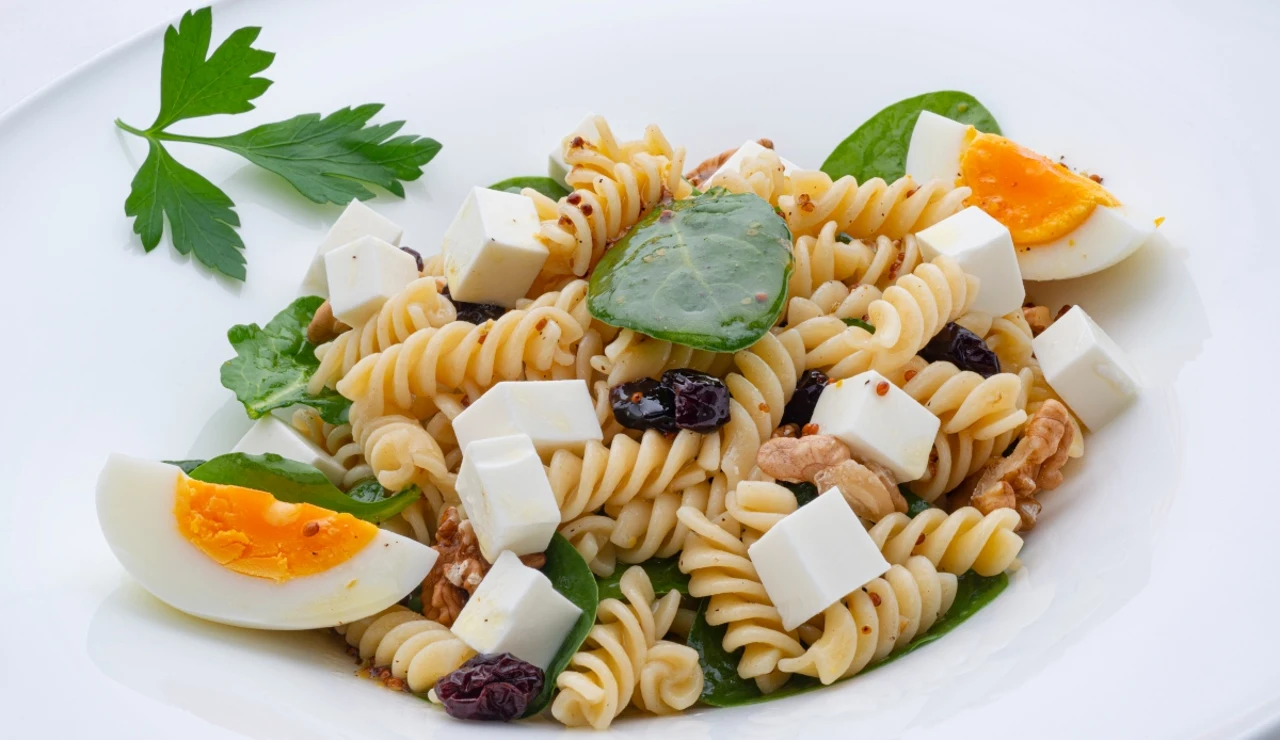 Receta fácil y barata de ensalada de pasta con espinacas, de Karlos Arguiñano