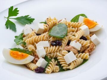 Receta f&aacute;cil y barata de ensalada de pasta con espinacas, de Karlos Argui&ntilde;ano