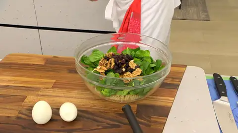 Añade las espinacas, las nueces, los arándanos, una pizca de sal y la mitad del aliño Añade las espinacas, las nueces, los arándanos, una pizca de sal y la mitad del aliño
