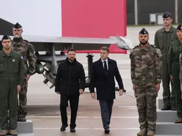 Emmanuel Macron y Volodímir Zelenski en la base aérea de Villacoublay, cerca de París, Francia, el 17 de noviembre de 2025. Emmanuel Macron y Volodímir Zelenski en la base aérea de Villacoublay, cerca de París, Francia, el 17 de noviembre de 2025.