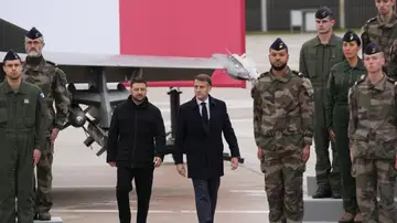Emmanuel Macron y Volodímir Zelenski en la base aérea de Villacoublay, cerca de París, Francia, el 17 de noviembre de 2025. Emmanuel Macron y Volodímir Zelenski en la base aérea de Villacoublay, cerca de París, Francia, el 17 de noviembre de 2025.
