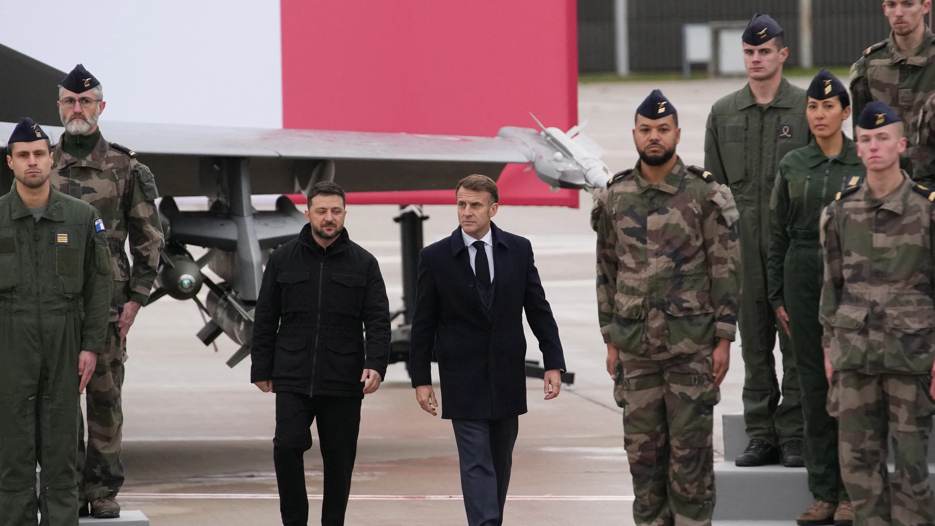 Emmanuel Macron y Volodímir Zelenski en la base aérea de Villacoublay, cerca de París, Francia, el 17 de noviembre de 2025. Emmanuel Macron y Volodímir Zelenski en la base aérea de Villacoublay, cerca de París, Francia, el 17 de noviembre de 2025.