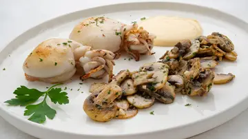 Sepia a la plancha con champiñones al ajillo, de Arguiñano: una receta rápida, saludable y deliciosa Sepia a la plancha con champiñones al ajillo, de Arguiñano: una receta rápida, saludable y deliciosa