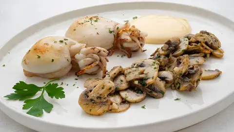 Sepia a la plancha con champiñones al ajillo, de Arguiñano: una receta rápida, saludable y deliciosa Sepia a la plancha con champiñones al ajillo, de Arguiñano: una receta rápida, saludable y deliciosa