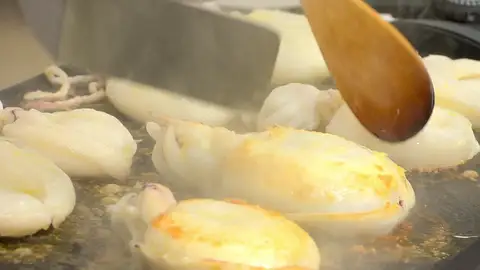 Extiéndelas sobre la plancha y cocínalas a fuego fuerte Extiéndelas sobre la plancha y cocínalas a fuego fuerte