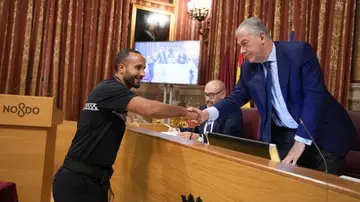 La historia de superación de un joven marroquí que llegó en los bajos de un camión y ahora es policía local de Sevilla La historia de superación de un joven marroquí que llegó en los bajos de un camión y ahora es policía local de Sevilla