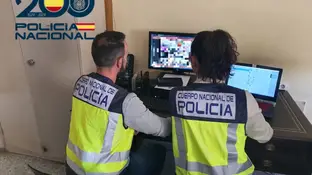 Imagen de archivo de dos agentes de la Policía Nacional detectando material pedófilo Imagen de archivo de dos agentes de la Policía Nacional detectando material pedófilo