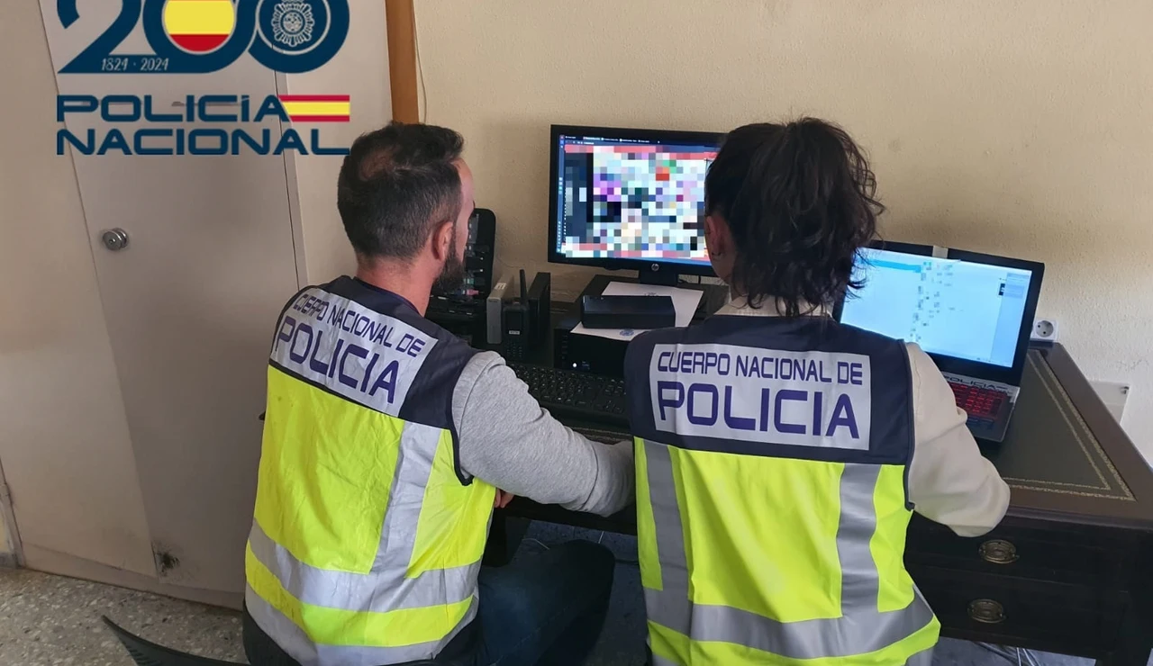 Imagen de archivo de dos agentes de la Policía Nacional detectando material pedófilo