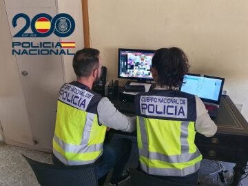 Imagen de archivo de dos agentes de la Polic&iacute;a Nacional detectando material ped&oacute;filo