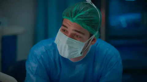 “Despierta, por favor”: Uras suplica a Seren una segunda oportunidad mientras sigue inconsciente “Despierta, por favor”: Uras suplica a Seren una segunda oportunidad mientras sigue inconsciente