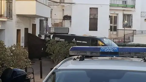 Coches de la Guardia Civil y de los servicios funerarios junto a la vivienda (izquierda) en Torrox (Málaga), donde este martes han fallecido cuatro personas de una misma familia por inhalación de gas Coches de la Guardia Civil y de los servicios funerarios junto a la vivienda (izquierda) en Torrox (Málaga), donde este martes han fallecido cuatro personas de una misma familia por inhalación de gas