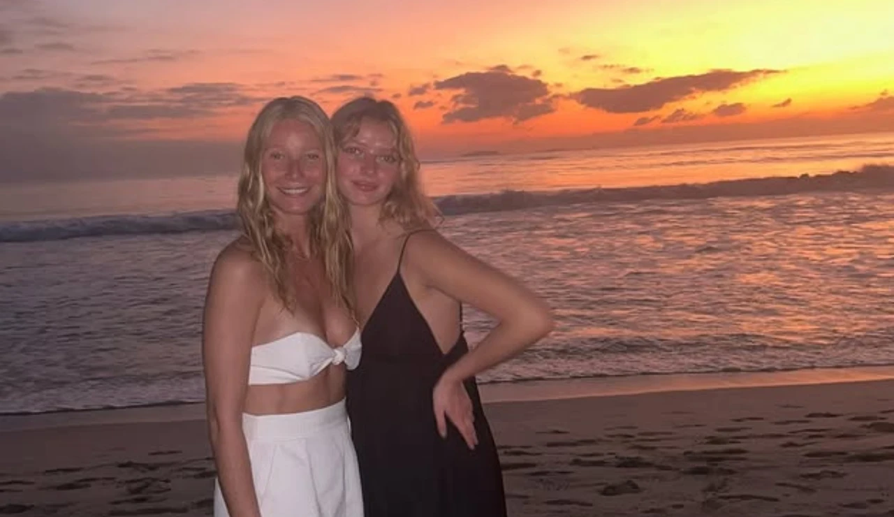 Gwyneth Paltrow y su hija Apple Martin en la playa