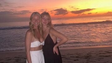 Gwyneth Paltrow y su hija Apple Martin en la playa