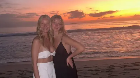 Gwyneth Paltrow y su hija Apple Martin en la playa Gwyneth Paltrow y su hija Apple Martin en la playa