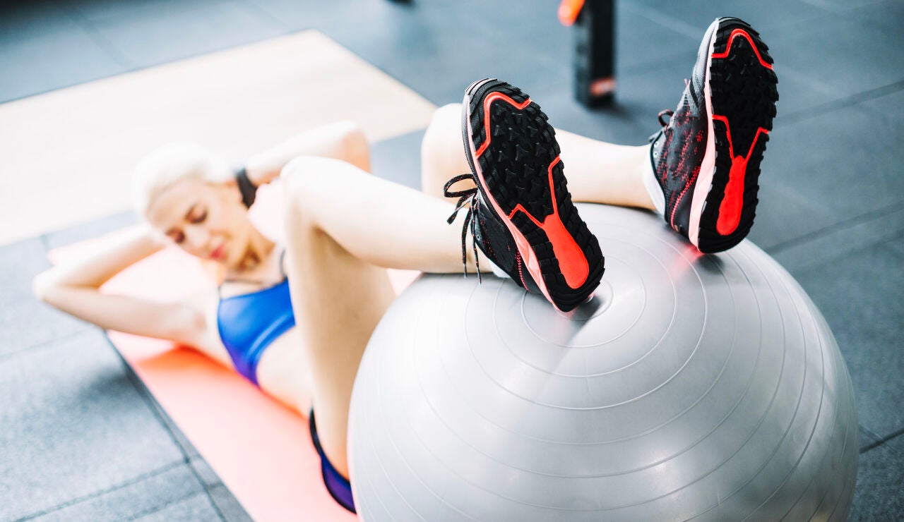 Una mujer realiza ejercicios con la fitball