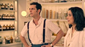 Cristina está intentando desesperadamente que Luis se quede en la empresa cuando Beltrán les interrumpe