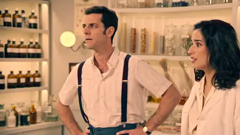 Cristina está intentando desesperadamente que Luis se quede en la empresa cuando Beltrán les interrumpe Cristina está intentando desesperadamente que Luis se quede en la empresa cuando Beltrán les interrumpe