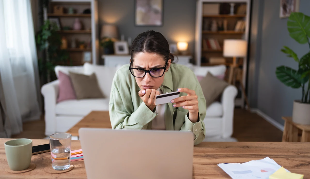 Mujer comprando online algo estresada